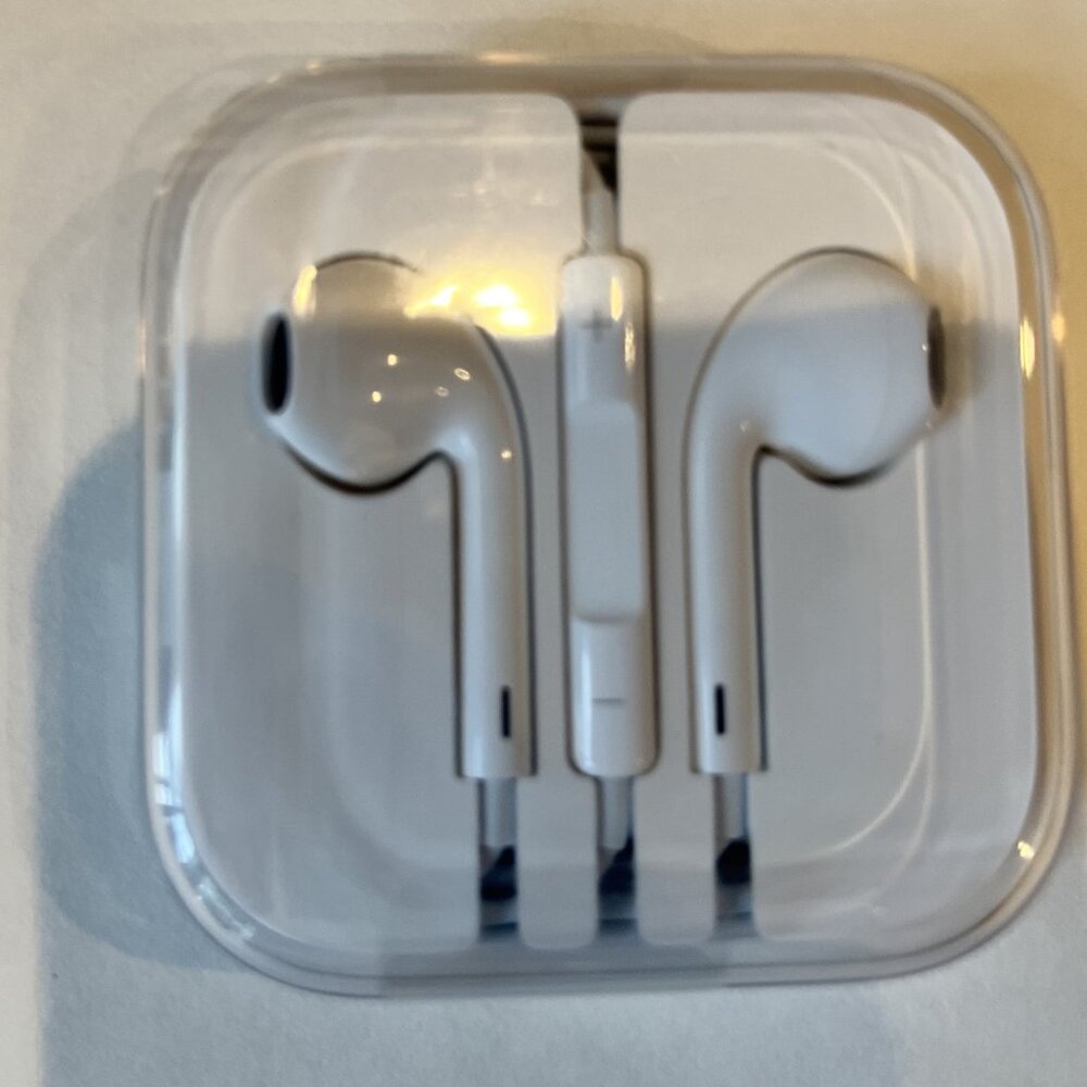 NWT Apple iPhone ear buds
